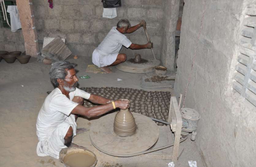 Modern chaak, The house of the potter is still dark मॉडर्न हो गई चॉक, कुम्हार के घर फिर भी अंधेरा