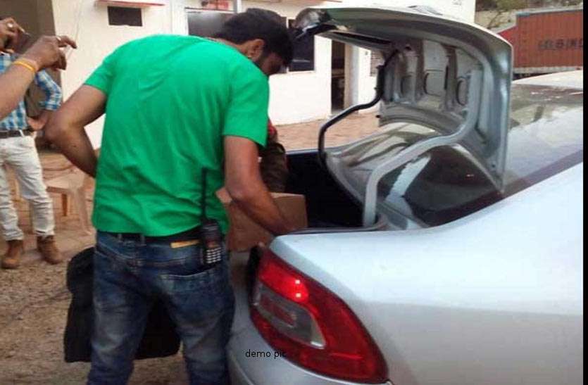cash seized पुलिस का चकरा गया सिर जब चेकिंग के दौरान कार की डिक्की में देखा नोटों से भरा बैग