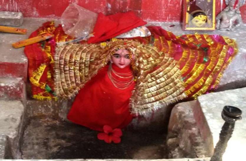 mata mandir माता के मंदिर से गहने चुराकर भाग रहे थे चोर, गेट से बाहर निकलते ही बन गए पत्थर और फिर...