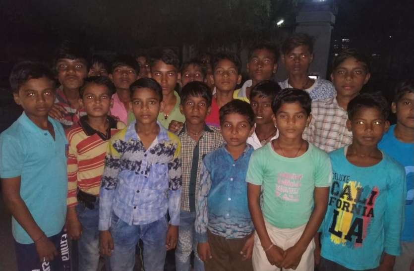 Students were not getting the food in the hostel हॉस्टल में छात्रों को नहीं मिल रहा था ढंग का खाना, अधीक्षक देते थे गालियां