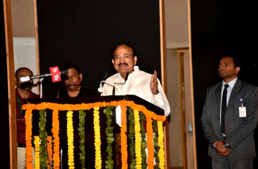 vice president Venkaiah Naidu योग सेहत के लिए अच्छा, जिन्हें सूर्य नमस्कार से ऐतराज वे चंद्र नमस्कार करें: नायडू