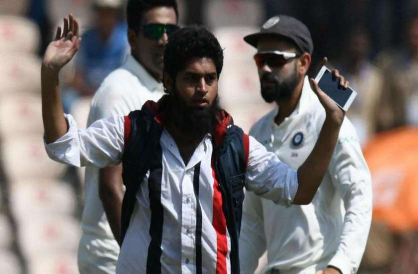 virat kohli fan IND vs WI: विराट कोहली के साथ सेल्फी लेना प्रशंसक को पड़ा भारी, हुई कड़ी कार्रवाई