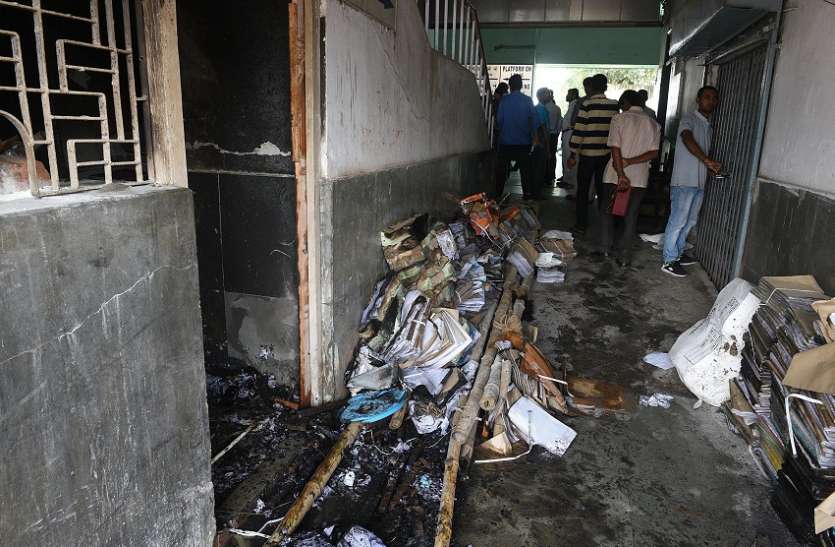 Kolkata west Bengal सियालदह स्टेशन में लगी आग, मचा हडक़ंप
