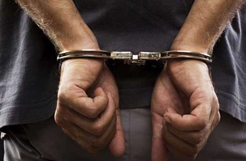 gangster arrested कुख्यात बदमाश आजम दिल्ली से गिरफ्तार,कारोबारियों पर फायरिंग, धमकी से चलाता था वसूली का खेल