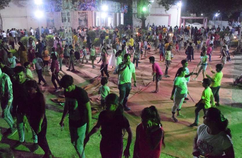 Today will be the grand launch of the four-day Garba Dandiya Festival बघेली, बुंदेली, गुजराती, राजस्थानी धुन पर मिलाई ताल से ताल