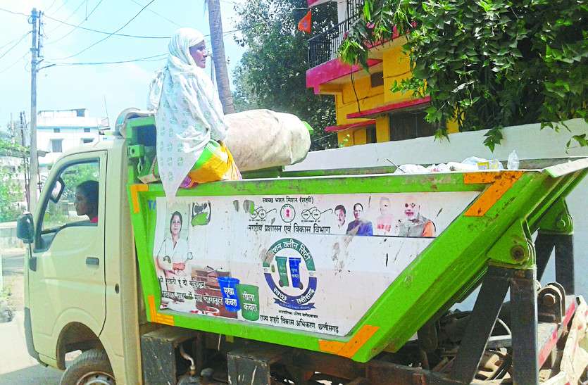 garbage vehicle नगर निगम की कचरा गाड़ियां उड़ा रही आचार संहिता की धज्जियां, अधिकारी नही दे रहे ध्यान
