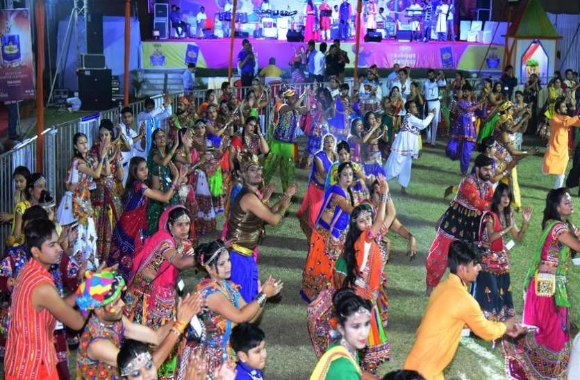 patrika garba पत्रिका डांडिया : तालियों की गूंज और डांडियों की खनक से हुई मां की आराधना