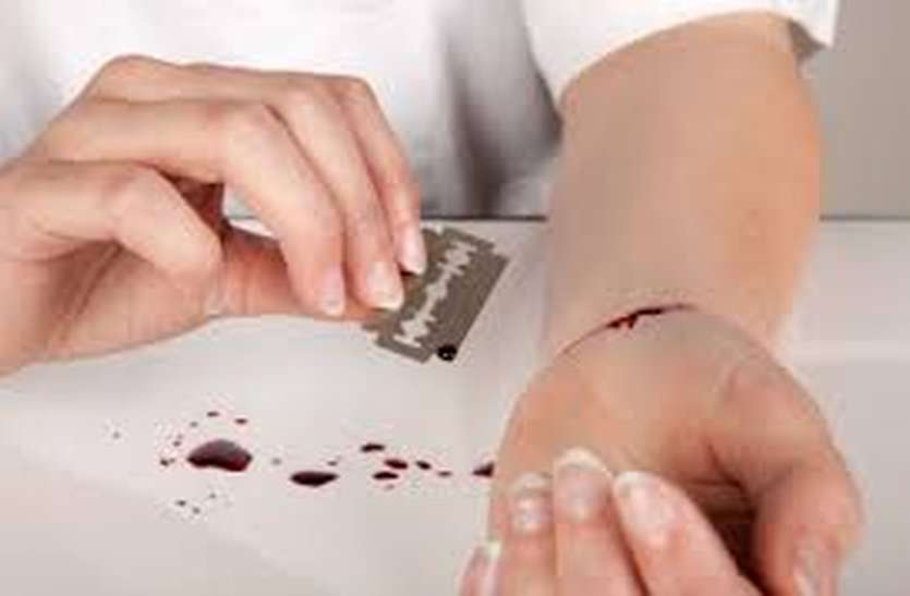 surat छुट्टी नहीं मिलने से था परेशान मनपा के क्लर्क ने हाथ की नस काटी