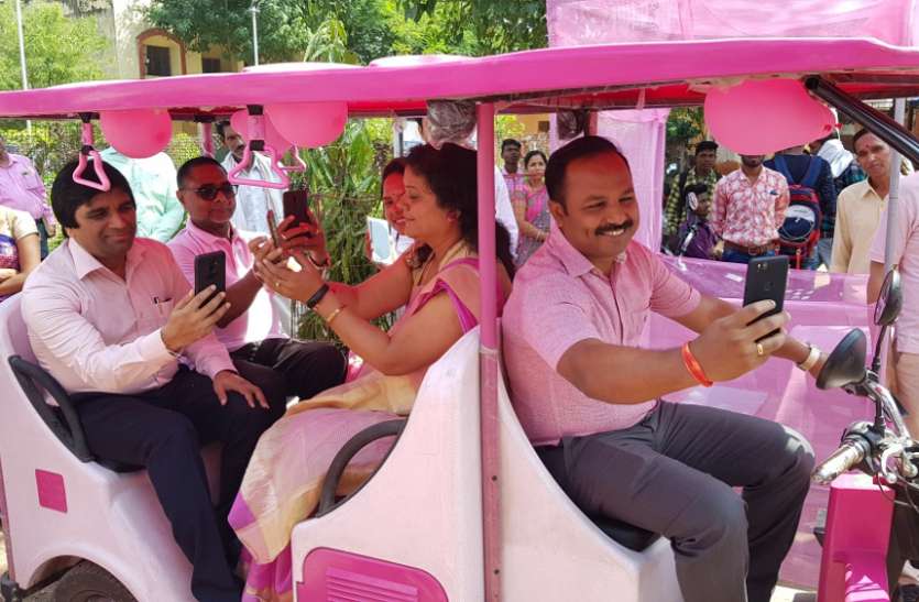 Collector selfie in Pink Auto with officer कलेक्टर ने अफसरों के साथ पिंक ऑटो में सेल्फी ली