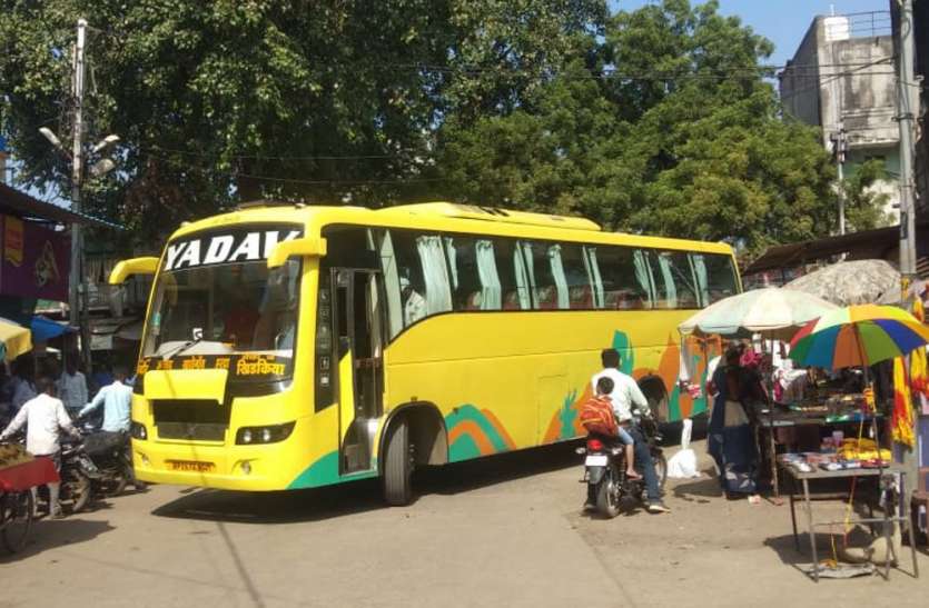 Encroachment on city roads अतिक्रमण से सिकुड़ रही नगर की सड़के