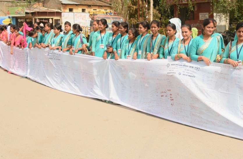 College students voters campaign कॉलेज के छात्र-छात्राओं ने साढ़े 3 किलोमीटर से अधिक लंबी साड़ी लहराकर दिया ये बड़ा संदेश