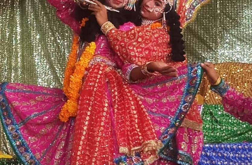 rasleela in itarsi बृज के कलाकारों ने रासलीला के मंचन से जीता लोगों का दिल