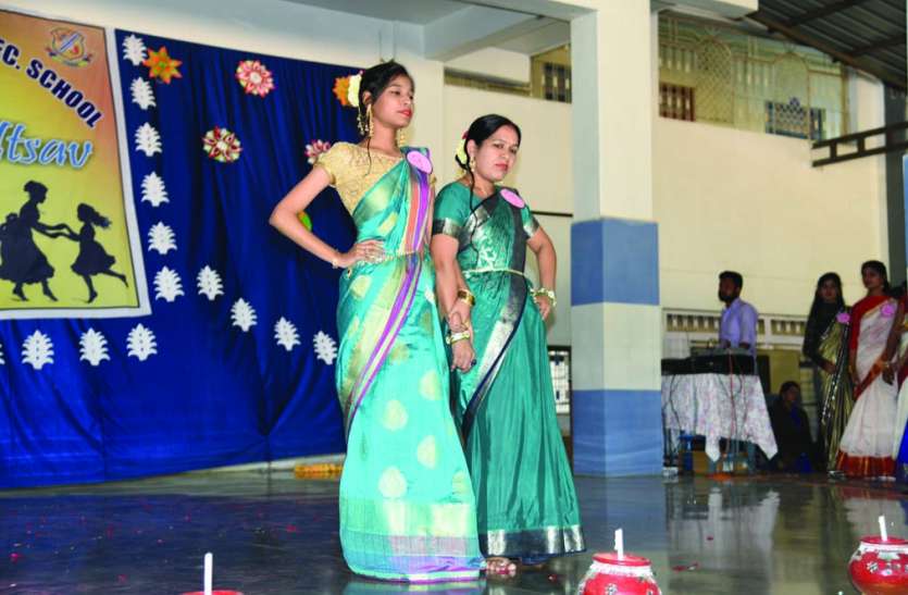 His mother also took part in the competition with the children बच्चों के साथ उनकी मां ने भी लिया प्रतियोगिता में लिया हिस्सा