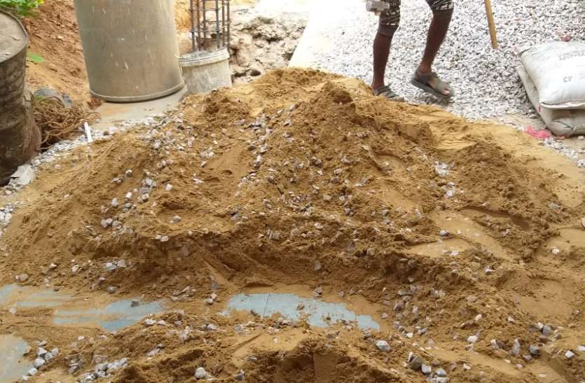 sp अस्पताल का यह कैसा विकास....बजरी की जगह मिट्टी से हो रहा नए वार्ड का निर्माण कार्य