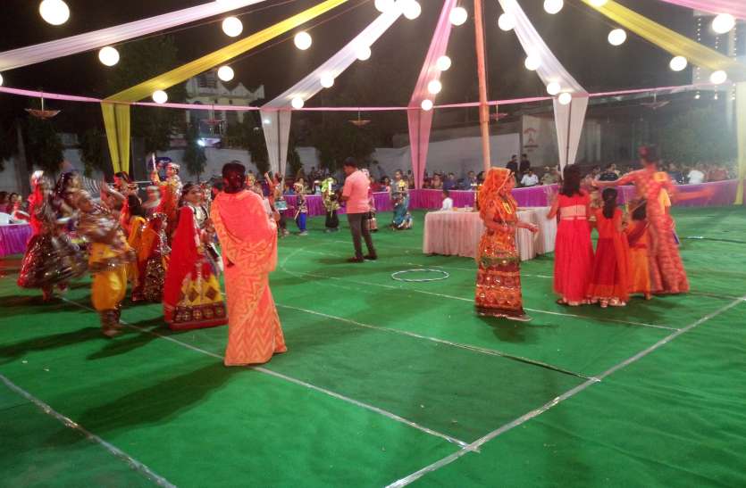 baran डांडिया के साथ रिमिक्स पर थिरके युवा