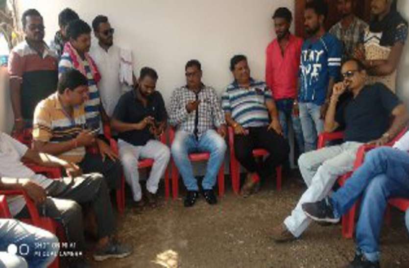 कांग्रेस पर लगाया वादा खिलाफी का आरोप महेंद्र कर्मा के बेटे छबिंद्र कर्मा ने कांग्रेस पर लगाया वादा खिलाफी का आरोप, अब लेडेंग़े निर्दलीय