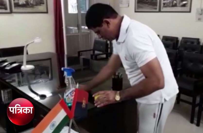 ips यूपी के ये IPS ऑफिसर खुद साफ करते हैं अपना ऑफिस, दूसरे अधिकारियों को दे रहे सीख