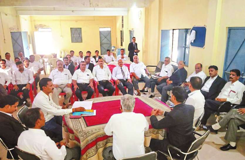 patrika जावरा के वकीलों ने सीएसपी बागरी के खिलाफ खोला मोर्चा, निंदा प्रस्ताव पारित