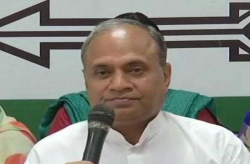 कुर्सी के खातिर मंच पर ही भिड़ गए दो नेता, देखते रह गए मौके पर मौजूद सांसद कुर्सी के खातिर मंच पर ही भिड़ गए दो नेता, देखते रह गए मौके पर मौजूद सांसद