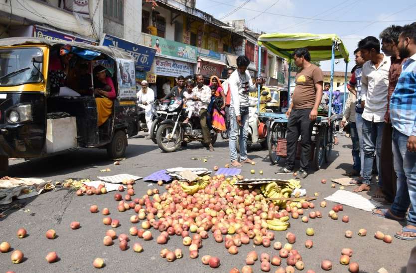 patrika क्यों फेंके व्यापारी ने सड़क पर फल
