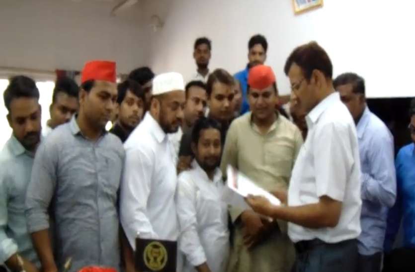 kannauj सपा कार्यकर्ताओं ने भाजपा के घेरा, दिया घरना, सौंपा ज्ञापन