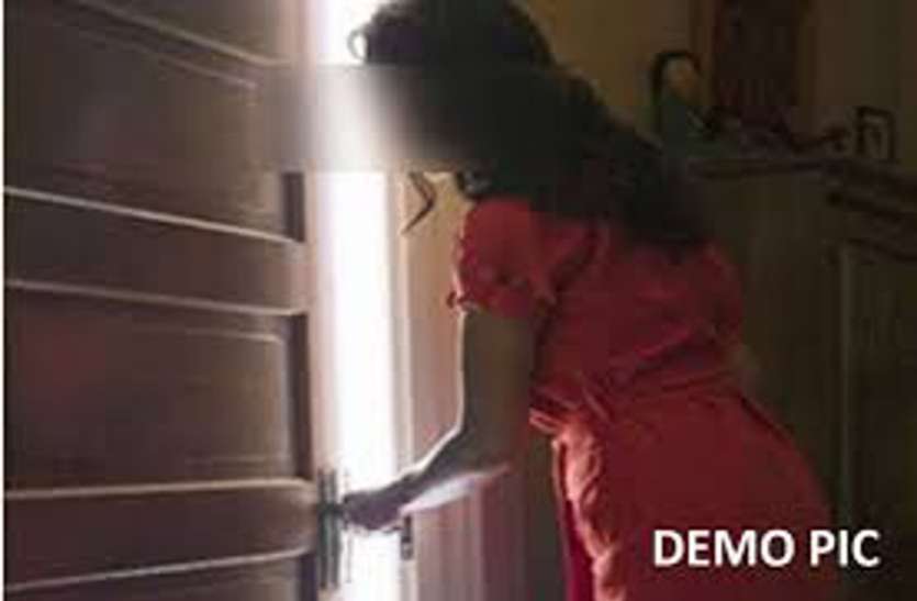 Women open the door आधी रात को भाभी बोलकर दरवाजा खुलवाया, बाहर निकली तो 2 नकाबपोशों ने..., बाकियों के बांध दिए हाथ-पैर