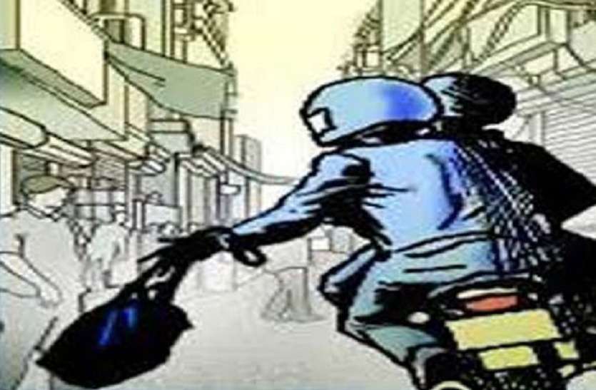 Loot in jaunpur BREAKING: व्यापारी के दो लाख रूपयों से भरा बैग उचक्कों ने उड़ाया