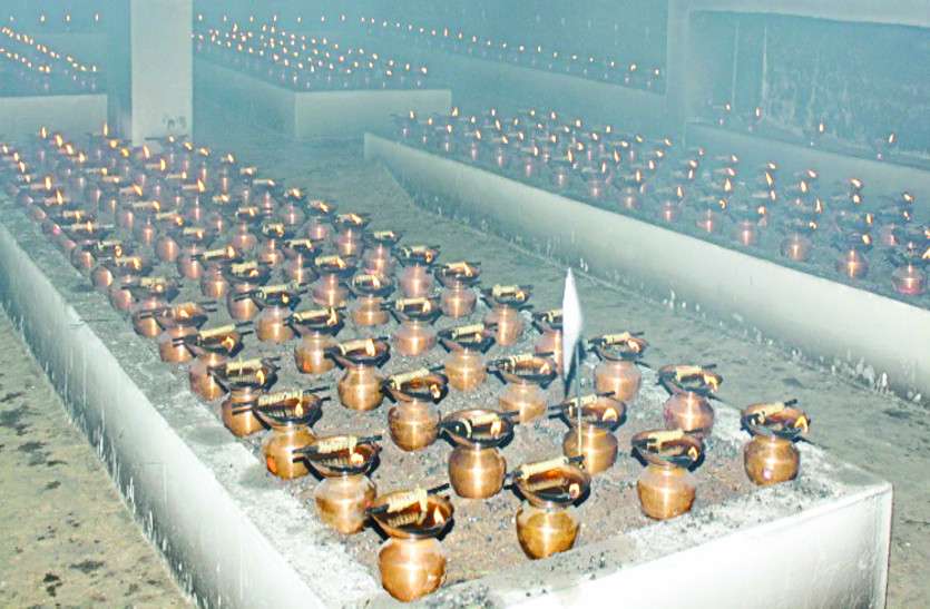 Maa chandi mandir kawardha तीन तालाबों के बीच बसे इस मंदिर में माता के दर्शन करने लग रही भक्तों की कतार