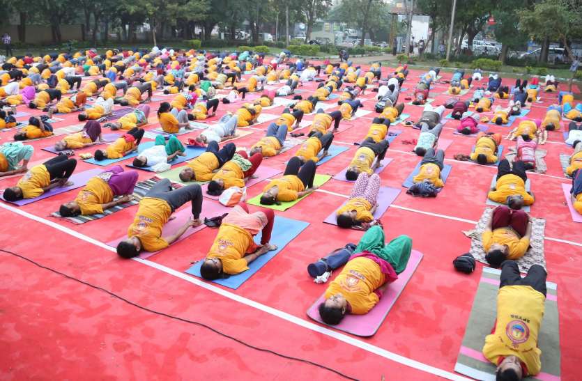 yoga शिक्षण संस्थानों में अनिवार्य होगा योग : देवेगौड़ा