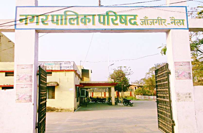 सामान व बोर्ड, बैनर को सड़क तक फैलाने वाले व्यवसायियों पर कार्रवाई सावधान... दुकान के सामान को सड़क तक फैलाने वाले व्यवसायियों पर होगी कार्रवाई