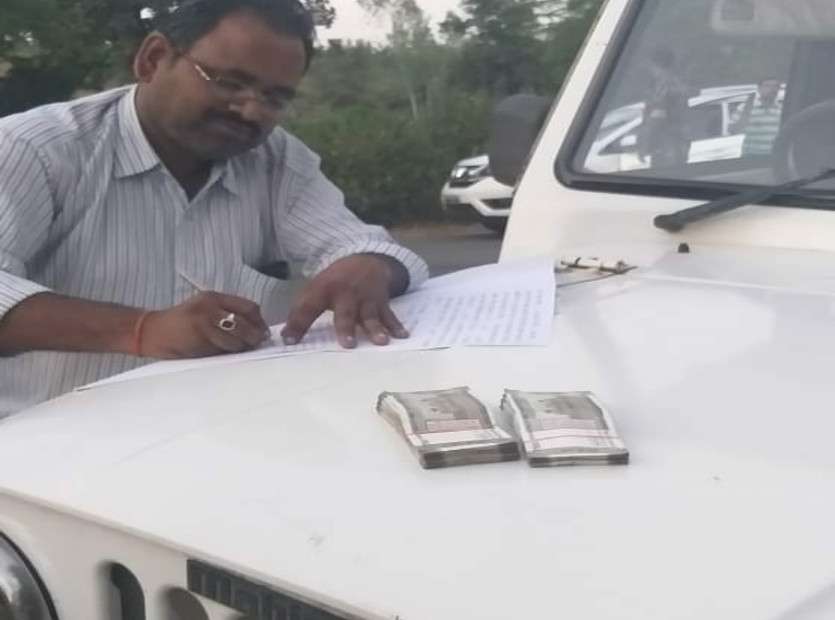 1 lakh seized from car