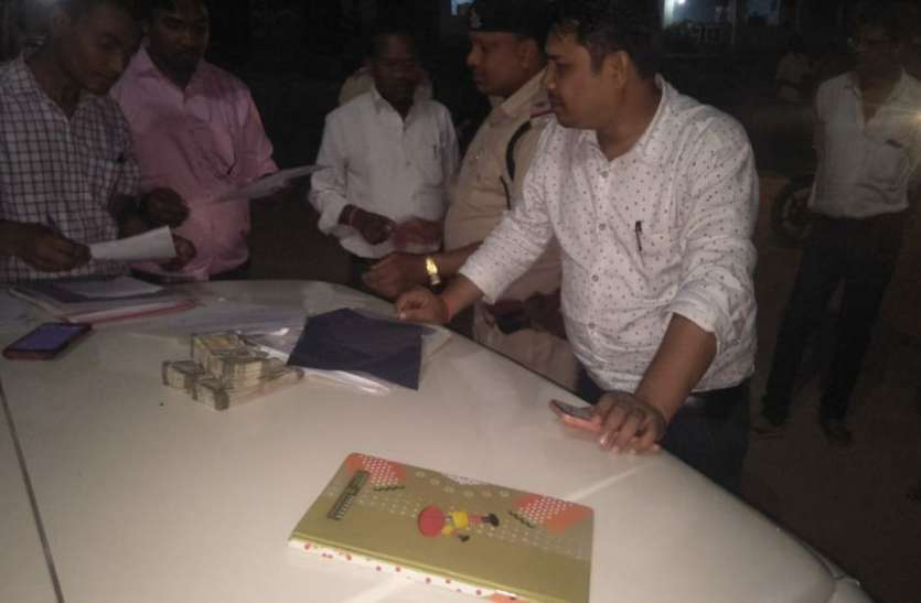 Tehsildar seized Rs Breaking News : तहसीलदार ने टीम के साथ पकड़ी इनोवा और कार, 2 युवक संदिग्ध रूप से ले जा रहे थे लाखों रुपए