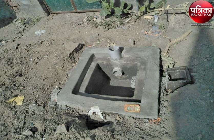 People troubled by not having a sewer connection एक साल पहले राशि जमा कराई थी, अभी तक नहीं हुए कनेक्शन