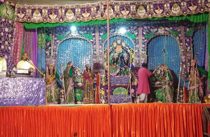 Riya News ‘रासलीला के रस में डूबे श्रद्धालु’