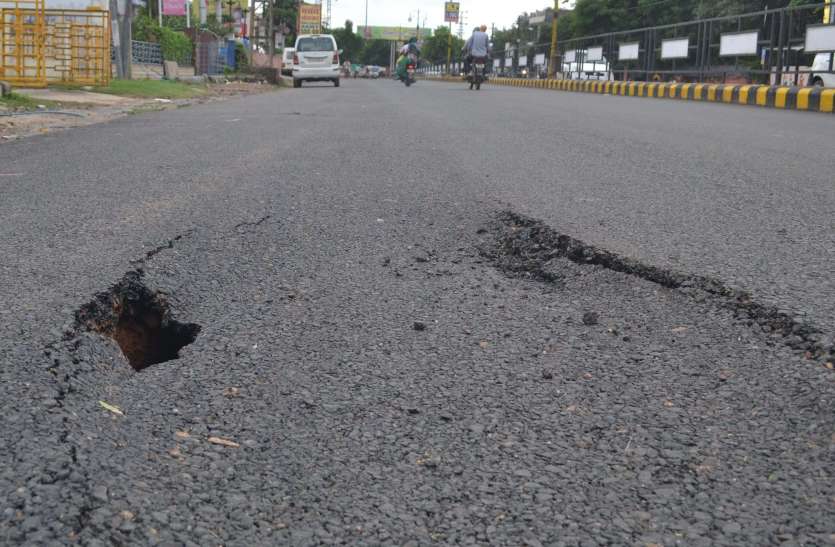 Alwar Road Damaging After 5 Days Of Construction अलवर में यहां निर्माण के 5 दिन बाद ही धंसी 'भ्रष्टाचार की सडक़', हालात जानकर आपको भी आएगा गुस्सा