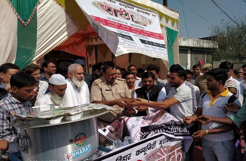 moradabad यूपी के इस शहर में गरीबों के लिए खुला ऐसा बैंक कि पुलिस वाले भी दोनों हाथों से करने लगे मदद
