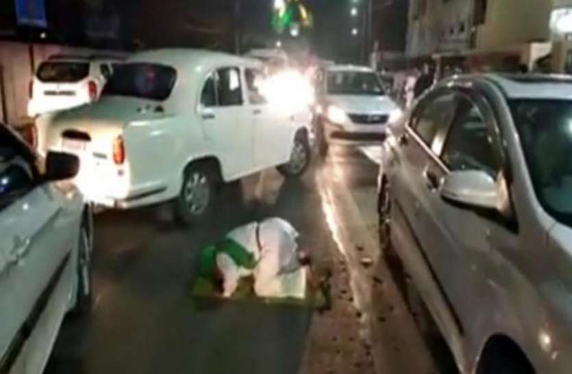 Namaz on road विधानसभा के सामने बीच सड़क पर नमाज पढ़ने वाले शख्स को देवबन्दी आलिम ने भी बताया गलत