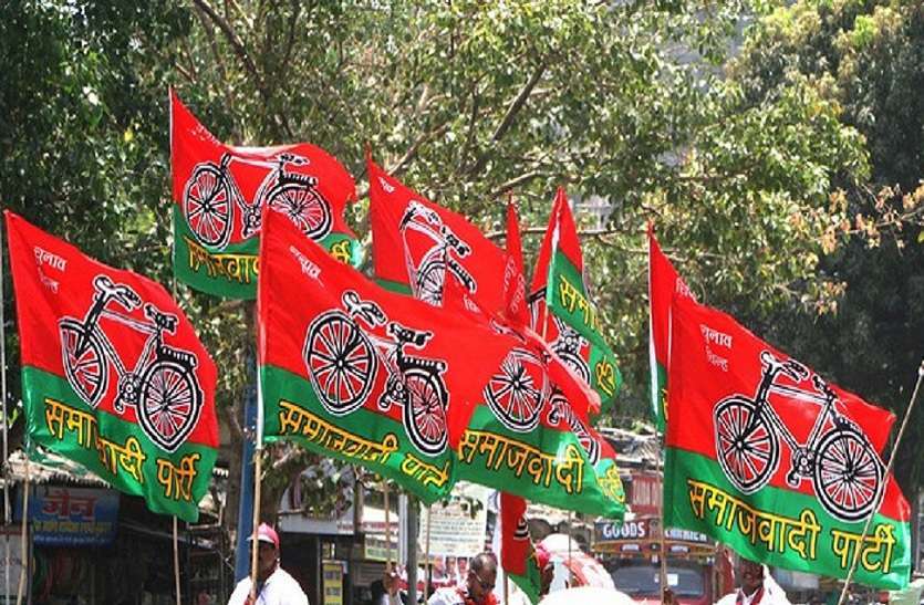 sp flag सपा नेता ने सीएम योगी और पीएम मोदी पर इस तरह साधा निशाना कि मच गई हलचल