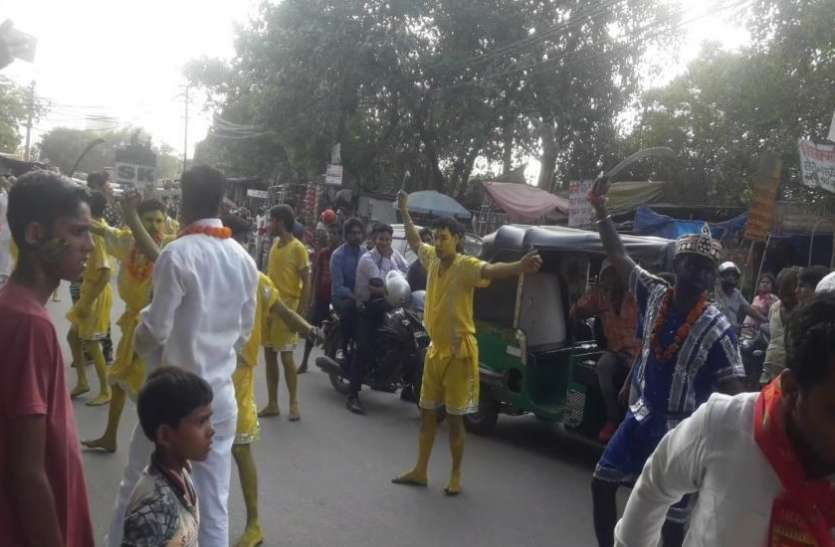 open sward rally योगीराज में जब सड़क पर लहराई गई नंगी तरवारें तो लोगों में फैल गई हदशत, देखें वीडियो