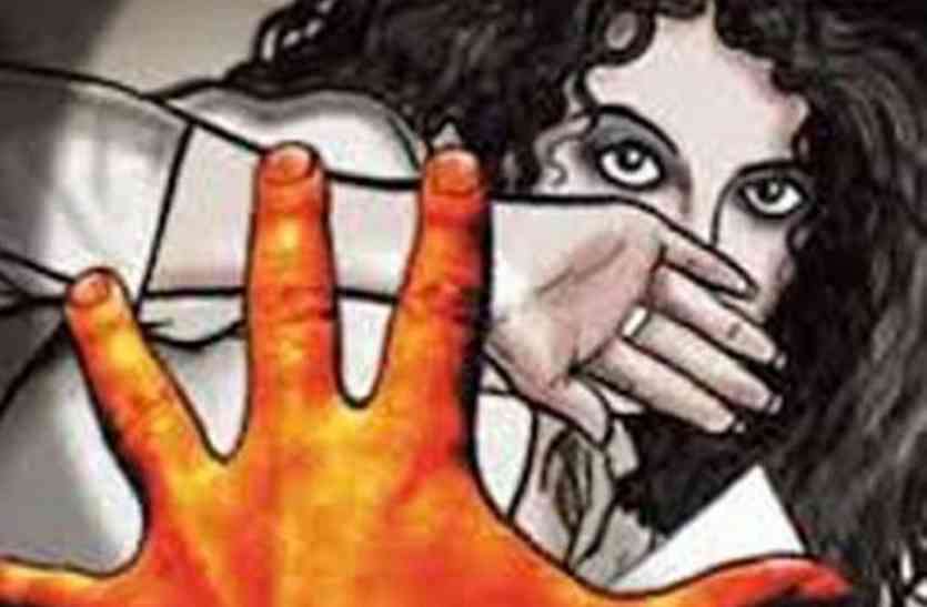 Eve teasing रात को अकेले देवी की पूजा करने के लिए जाना फौजी की पत्नी को पड़ा महंगा, हुआ कुछ ऐसा, कि उड़ गये होश