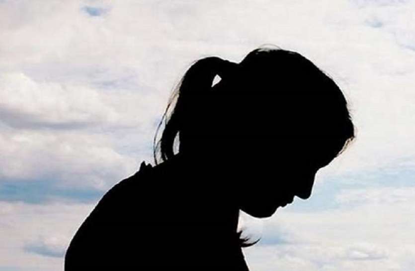 girl भाई और चाचा पहले हाथ पकड़ते और फिर...दसवीं की छात्रा ने उत्तरपुस्तिका में लिखकर बताई आपबीती