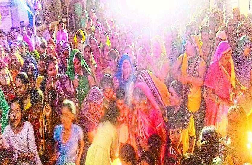 कार्यक्रम में श्रद्धालुओं की भीड़। गली मोहल्लों में नवरात्र महोत्सव की धूम