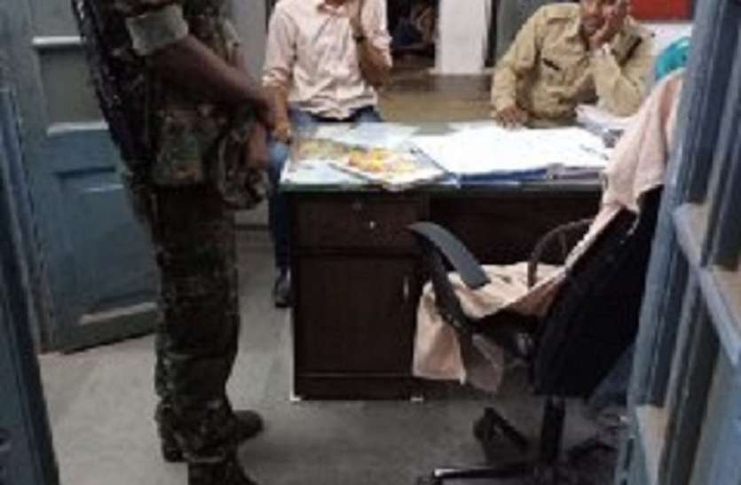 The municipal eldersman sat in the police station, नगर निगम एल्डरमेन को पुलिस ने थाने में बैठाया, एल्डर मेन और आरक्षक के बीच झूमाझपटी