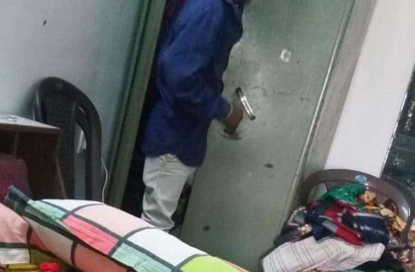 jaipur वो फोटो खींचती रही और वह 4 लाख की डुप्लीकेट चाबी बना गया