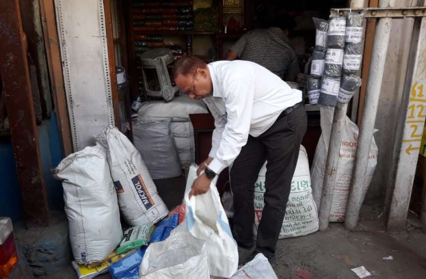 nagar nigam नहीं दिया स्पॉट फाइन...नगर निगम आयुक्त ने दुकान पर डलवा दिए ताले