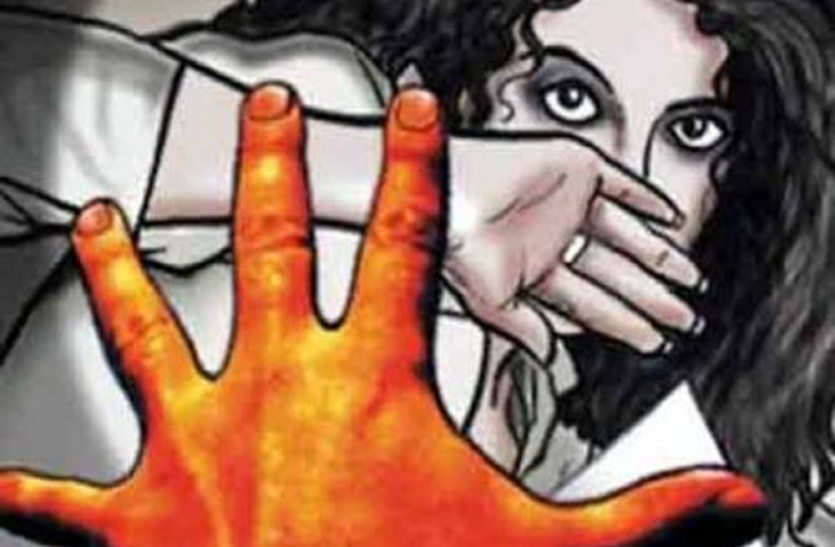 जिला अस्पताल रेफर मोटर साइकिल में लिफ्ट देकर महिला के साथ गलत काम करने का प्रयास, बाइक से छलांग लगा बचाई अस्मत