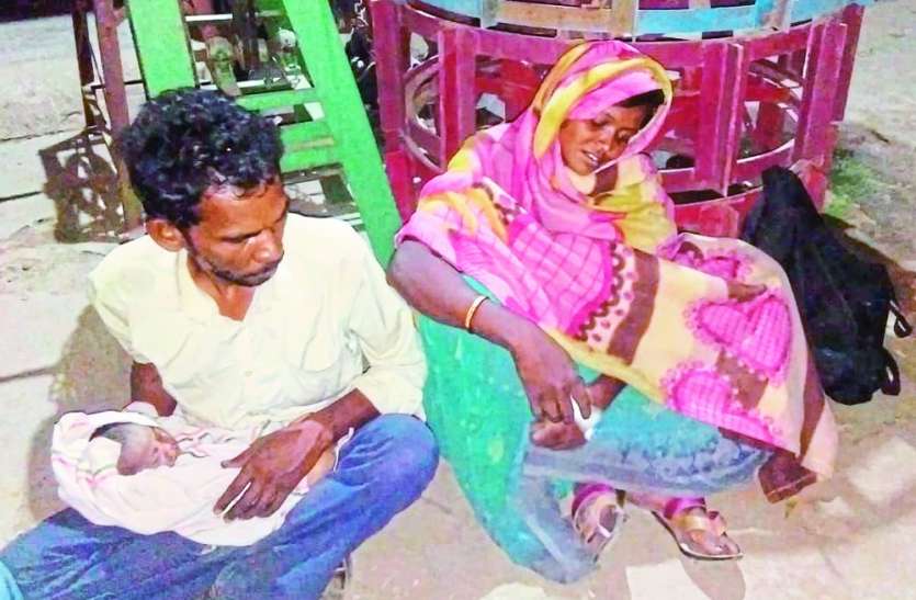 Story of satna District hospital shav vahan डेड बॉडी को छाती से चिपका 40 किमी. पैदल ले जा रहे थे मां-बाप, फिर भी प्रशासन नहीं उपलब्ध करा पाया शव वाहन
