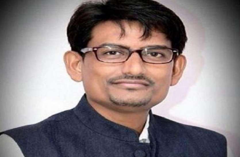 अल्पेश ठाकोर का सिर कलम करने वाले को एक करोड़ का ईनाम, सार्वजनिक जगहों पर लगा पोस्टर अल्पेश ठाकोर का सिर कलम करने वाले को एक करोड़ का ईनाम, सार्वजनिक जगहों पर लगा पोस्टर
