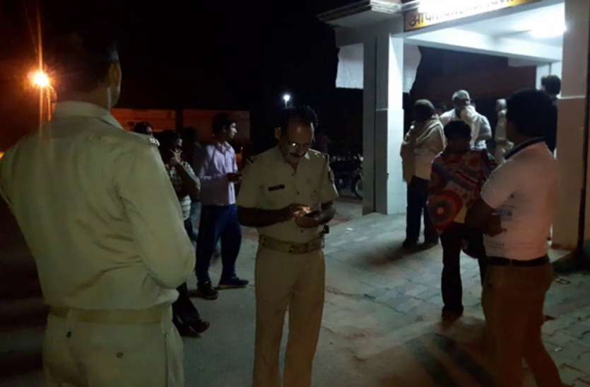 baghpat यूपी के इस अस्पताल में पथराव के बाद मची भगदड़, सहमे डॉक्टर और स्टाफ ने छिपकर बचाई जान