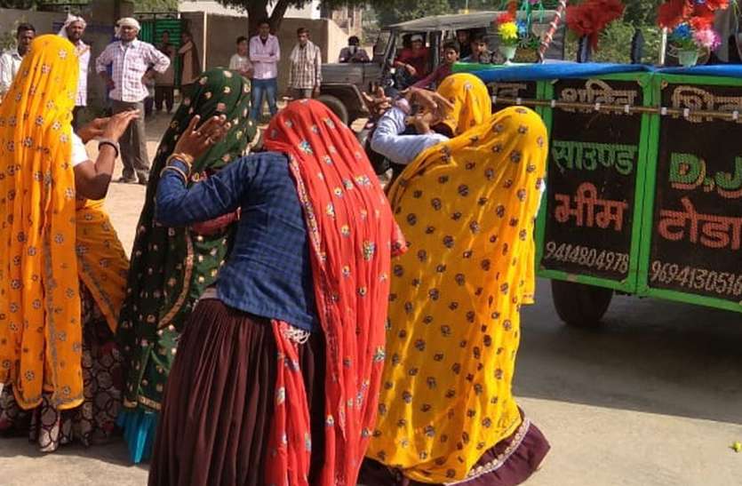 karauli गाजे-बाजे से रवाना हुई कैलादेवी पदयात्रा